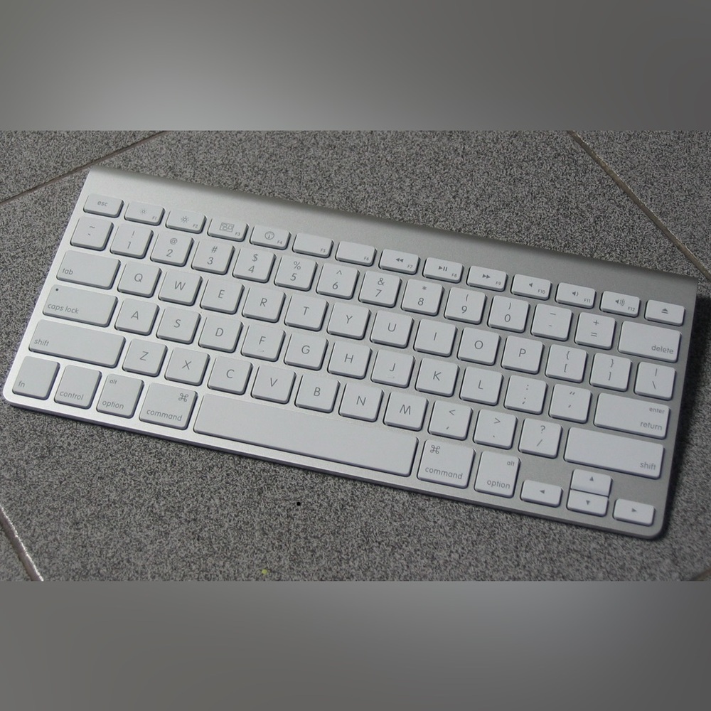 Apple Magic Keyboard - First Gen - Picture 4 of 4